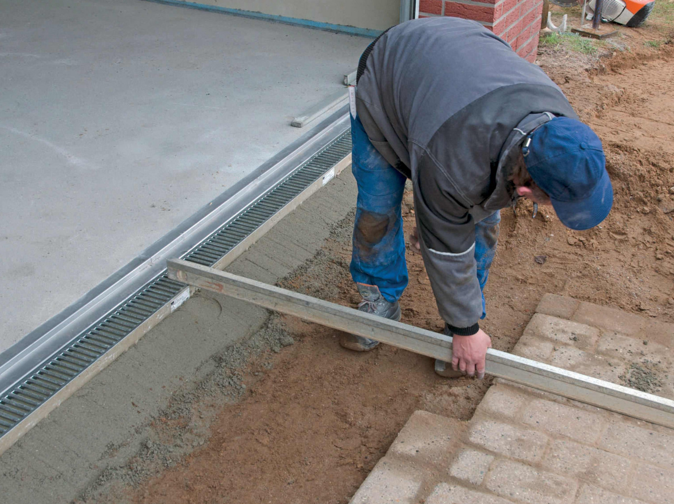 Ermitteln bzw. festlegen der Gefällesituation. Das Pflaster so anarbeiten, dass der Rinnenstrang 3-5 mm unterhalb des Pflasters verläuft