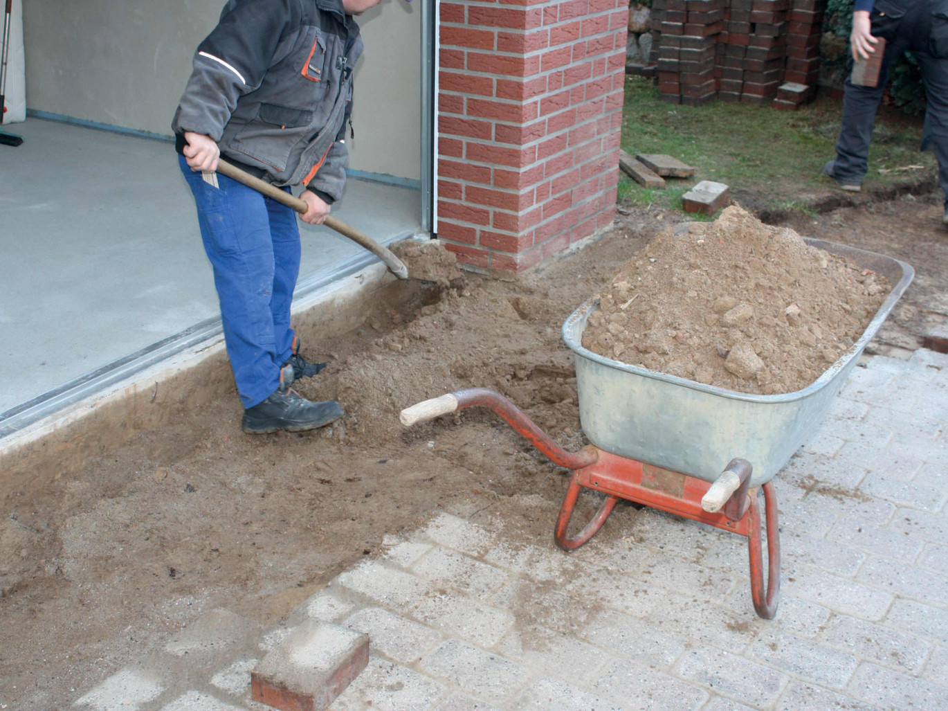 Bodenaushub nach Einbauempfehlung
für ACO Self® Standardline (siehe Downloads)
Für den Einlaufkasten entspr. mehr Aushub
einplanen.