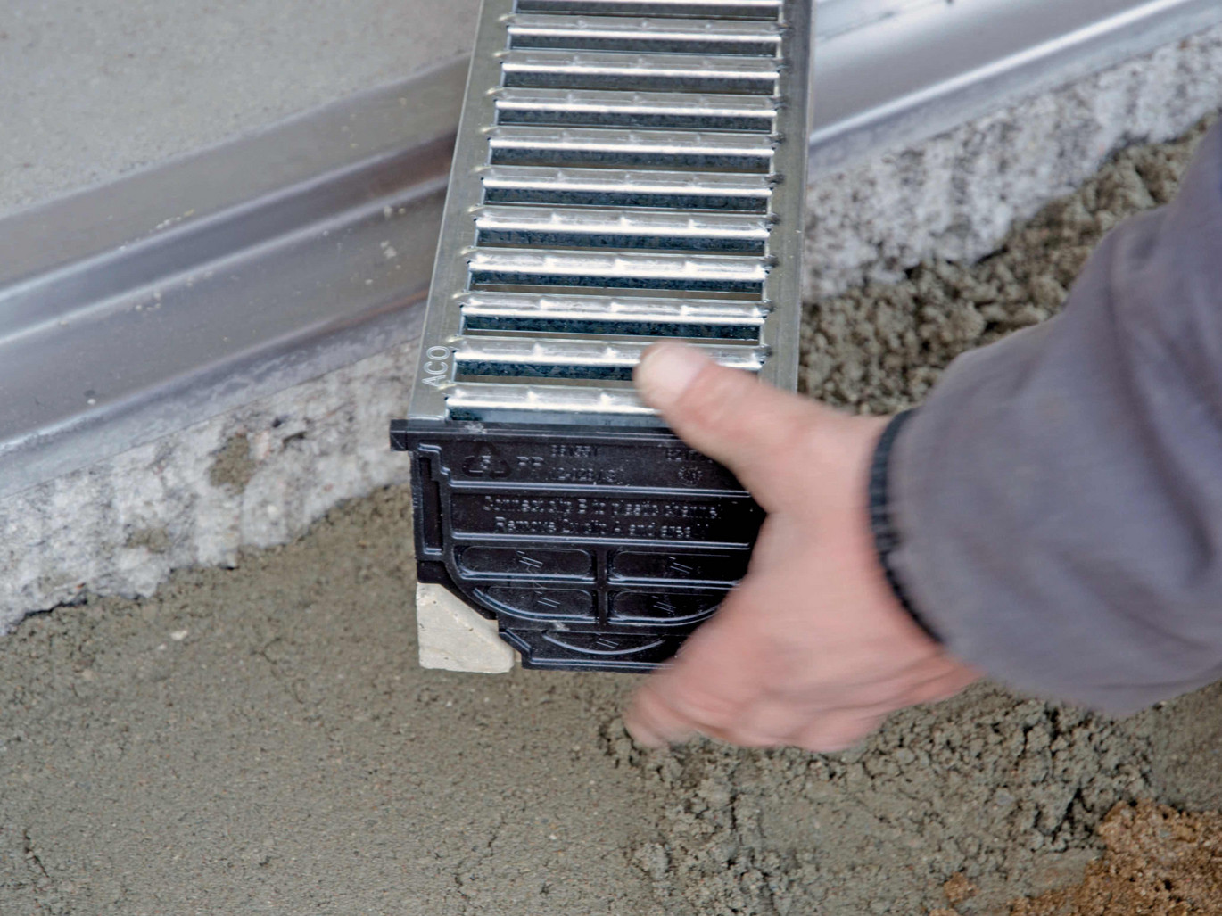 Anbringen der Stirnwand vor dem Setzen des letzten Rinnenkörpers