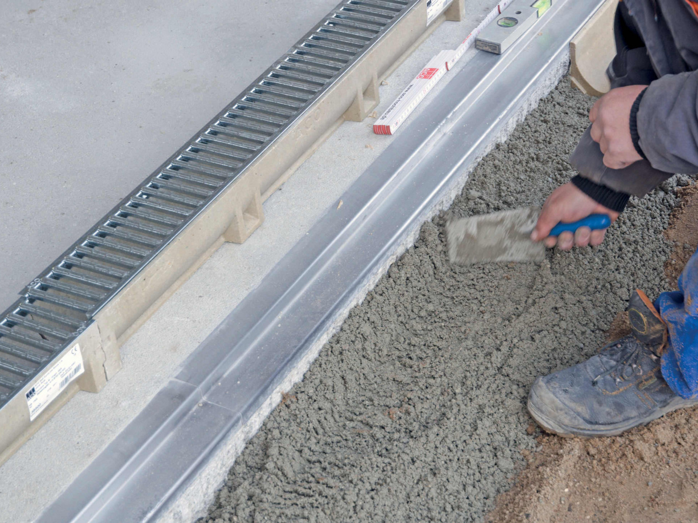 Losen Beton auf das bereits verdichtete Fundament aufbringen