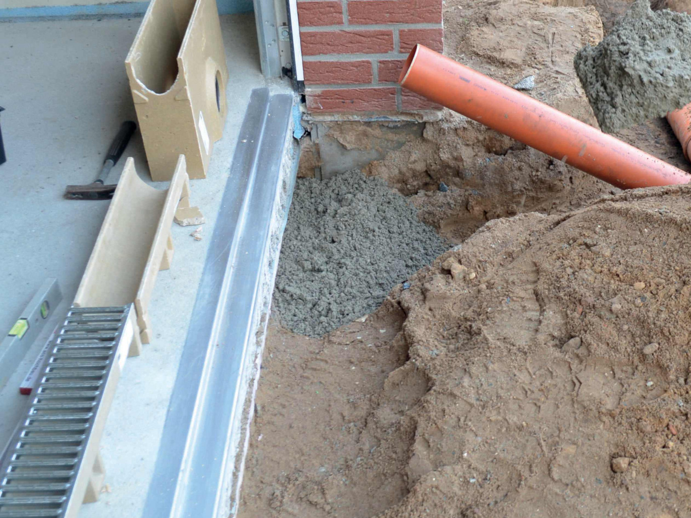 Einbringen des Rinnenfundamentes gemäß Einbauempfehlung