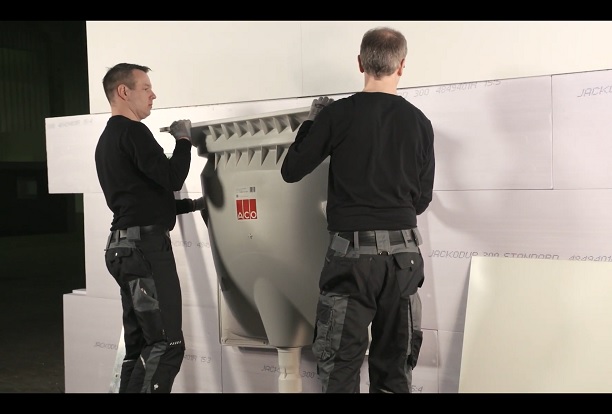 Lichtschacht Montage auf Perimeterdämmung und Einbau der Rückwand