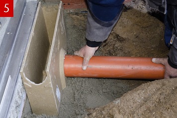 KG-Rohr mit Gleitmittel in den Einlaufkasten einsetzen. Optional: Geruchsverschluss verwenden