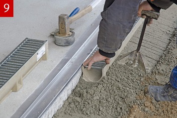 Seitliche Betonstütze gemäß Einbauempfehlung herstellen