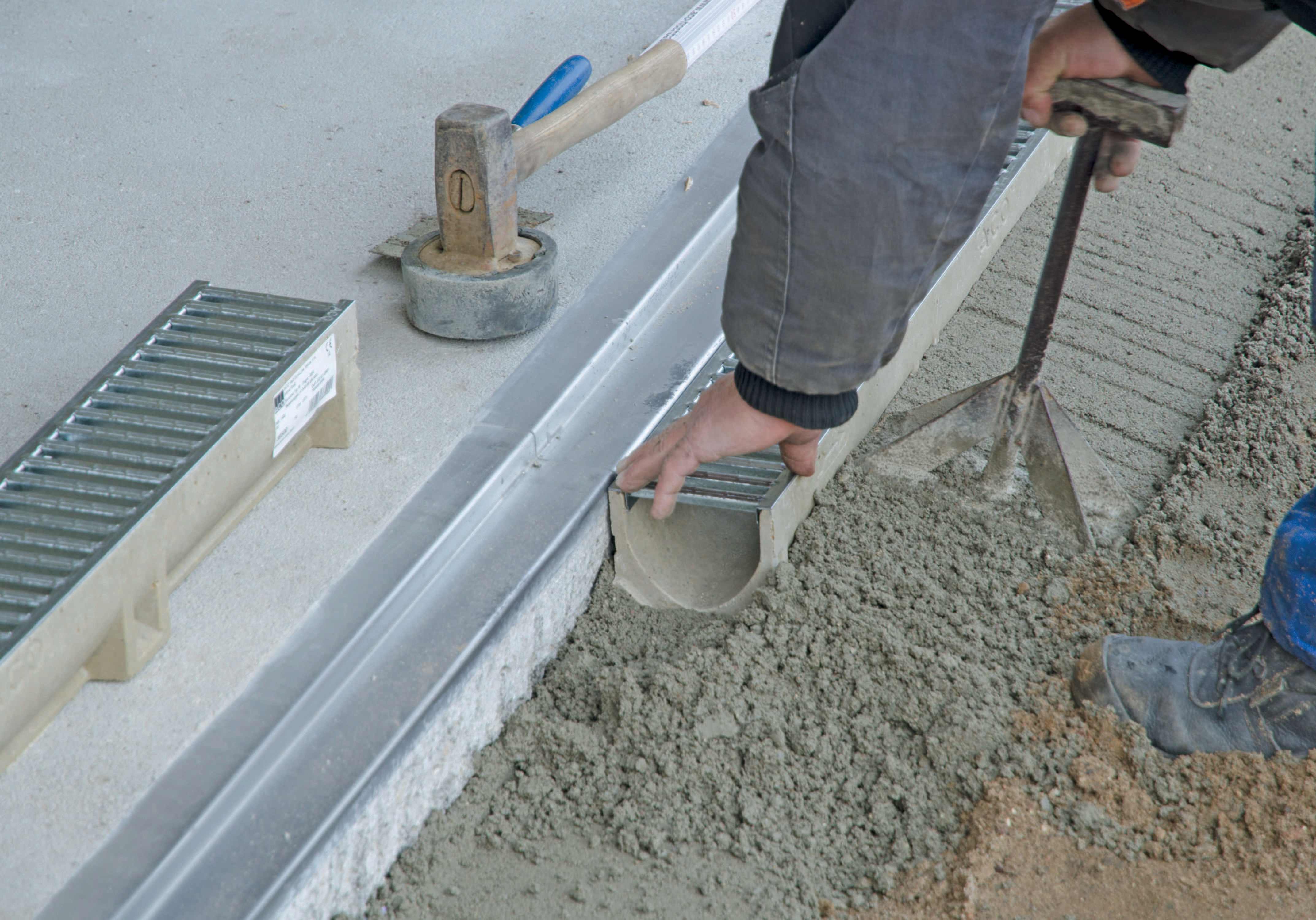 Seitliche Betonstütze gemäß Einbauempfehlung herstellen